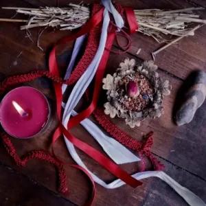 beltane vieren, rode linten en kaarsen