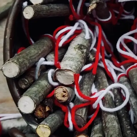 Beltane amuletten met roode en witte koorden