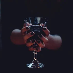 bloedrituelen en bloedmagie wijnglas met handen