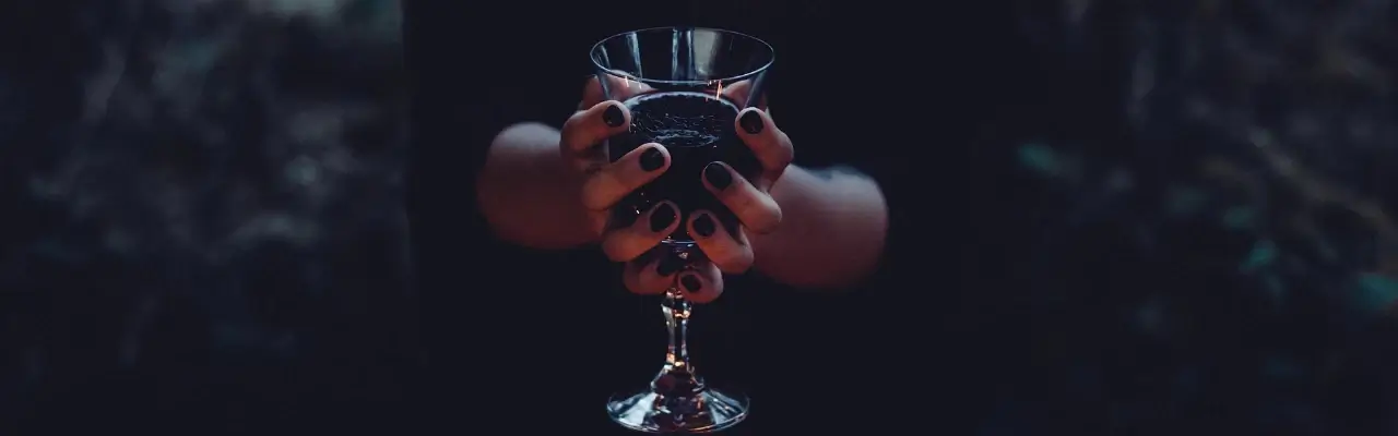 bloedmagie en bloedrituelen, handen met glas wijn