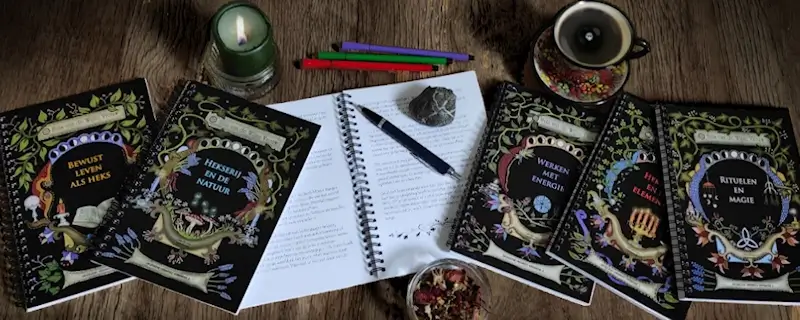 de 6 gedrukte werkboeken van de heksenopleiding van heggemoeder, huis van de wijze vrouw 