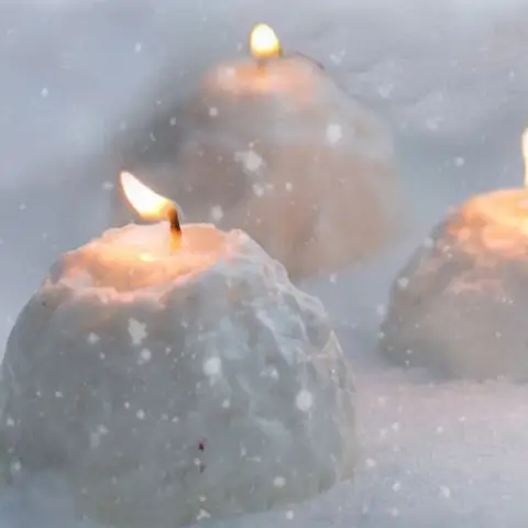 Imbolc - kaarsen branden in de sneeuw voor een imbolc ritueel