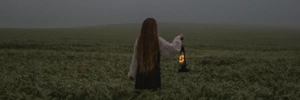 hekserij - heks met lantaarn in haar hand
