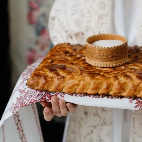 brood met zout als offer voor een huisgeest