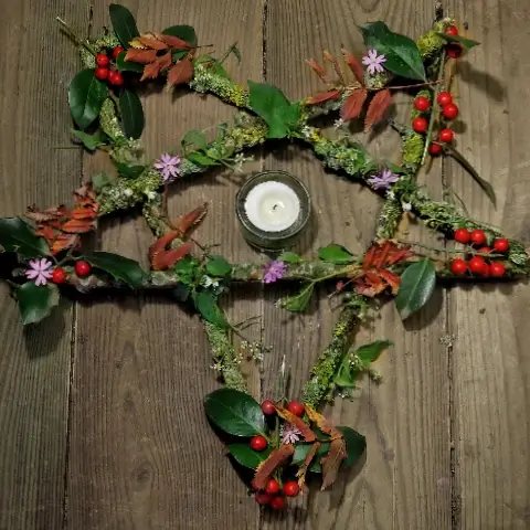wicca pentagram van takken, mos en bloemen