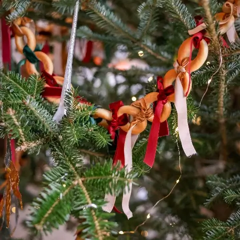 koekkransen in een boom voor yule